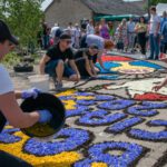 Układanie kwiatowych dywanów na procesję Bożego Ciała