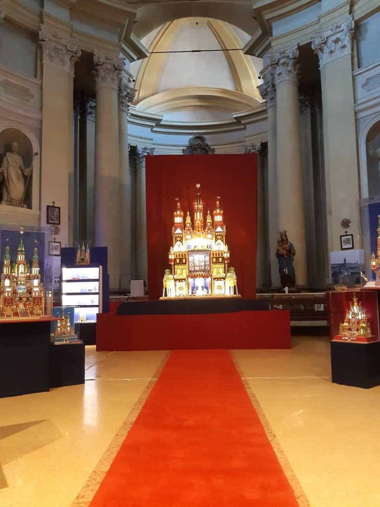Największa szopka krakowska wyeksponowana na centralnym podium wystawy w Nepi.