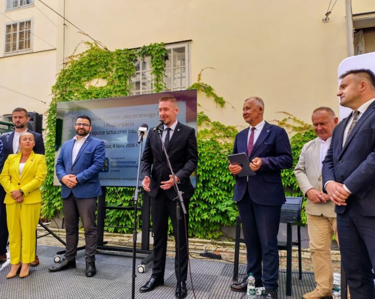 Przedstawiciele organizatorów otwierają konferencję na dziedzińcu Muzeum-Zamku w Łańcucie.