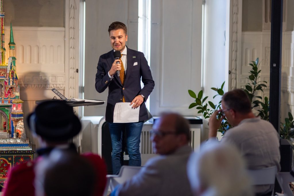 Michał Czerski podczas otwarcia konferencji „Dziedzictwo, które żyje” w Krakowie.