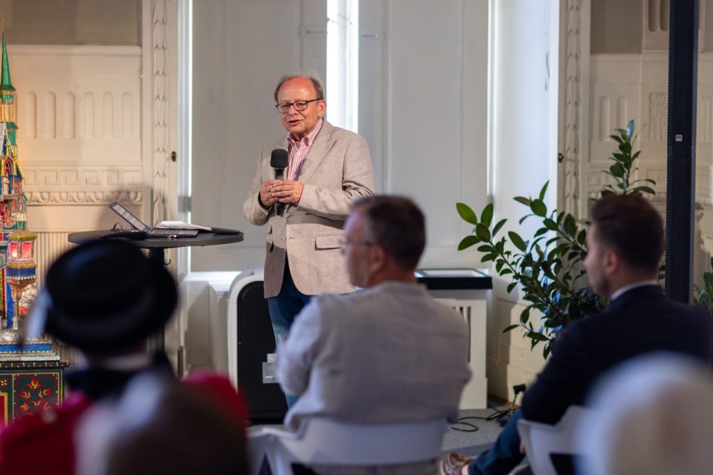 Andrzej Szoszkiewicz podczas wystąpienia na konferencji „Dziedzictwo, które żyje” w Krakowie.