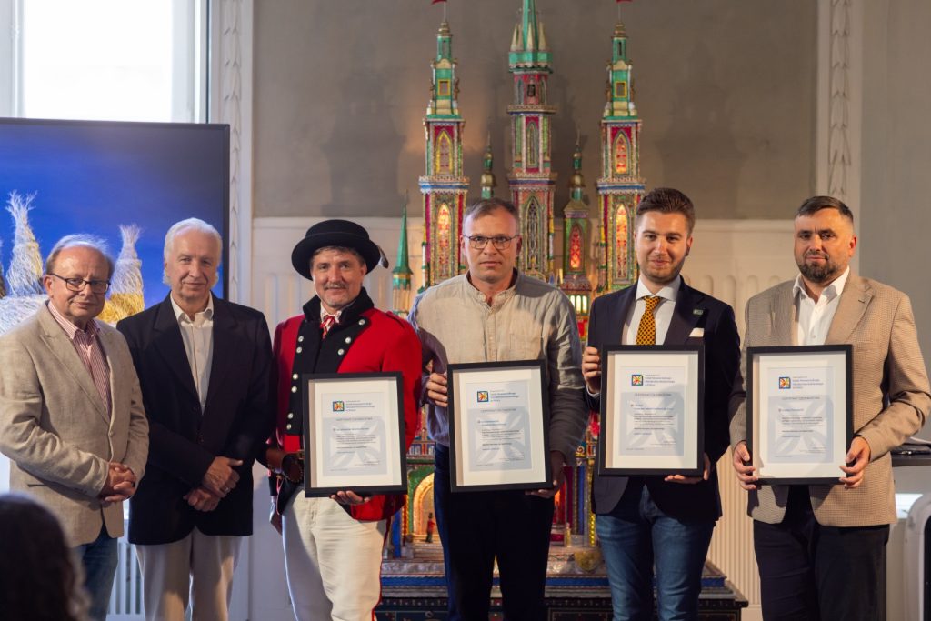 Przedstawiciele nowych członków Szlaku z certyfikatami członkostwa podczas konferencji w Krakowie