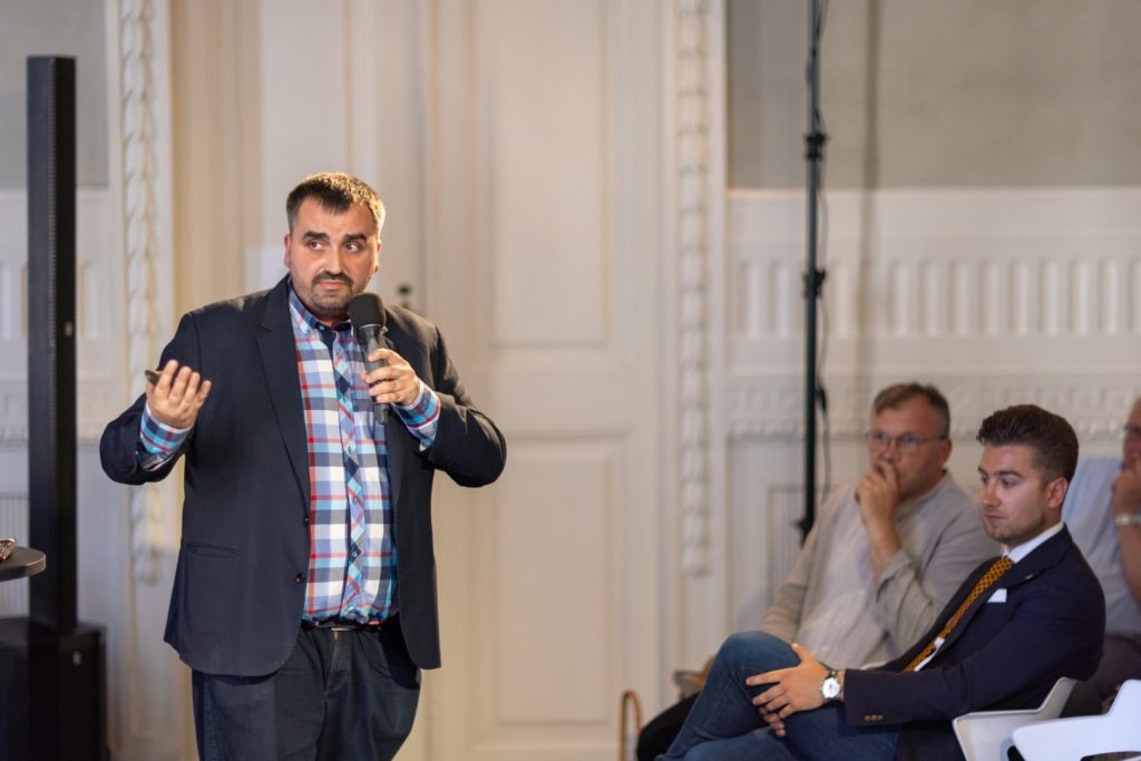 Prelegent podczas konferencji „Dziedzictwo, które żyje” w Krakowie