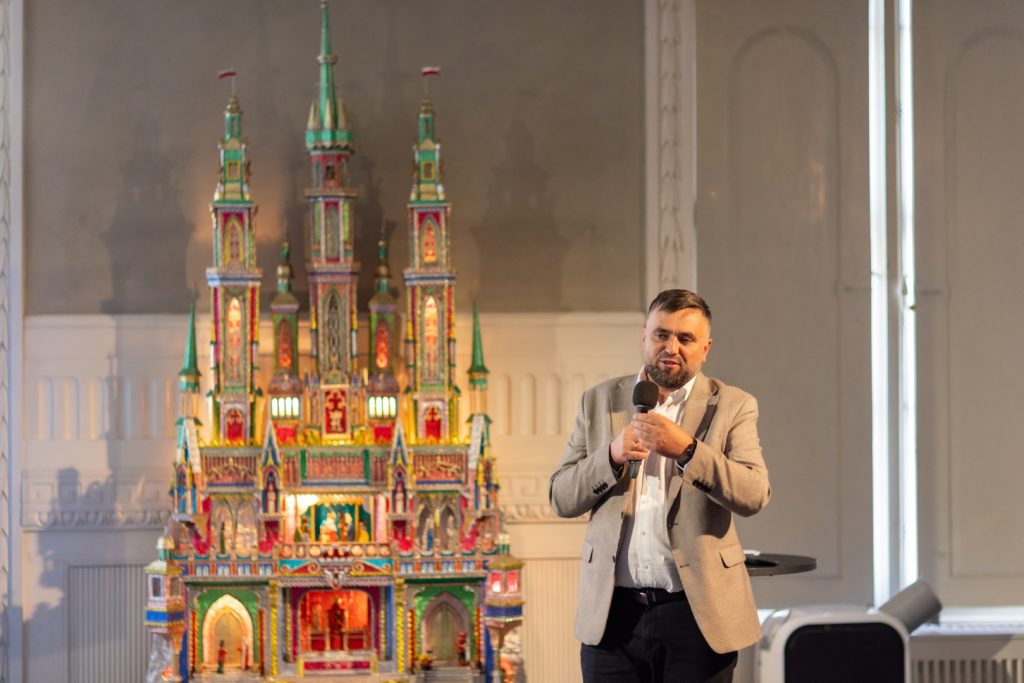 Prelegent podczas konferencji „Dziedzictwo, które żyje” w Krakowie