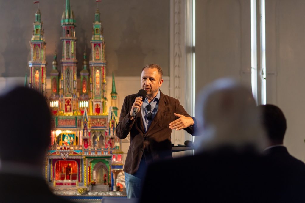 Jacek Janowski podczas wystąpienia na konferencji o niematerialnym dziedzictwie w Krakowie